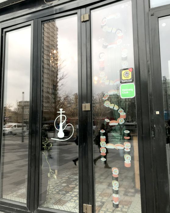 Наклейка на витрину